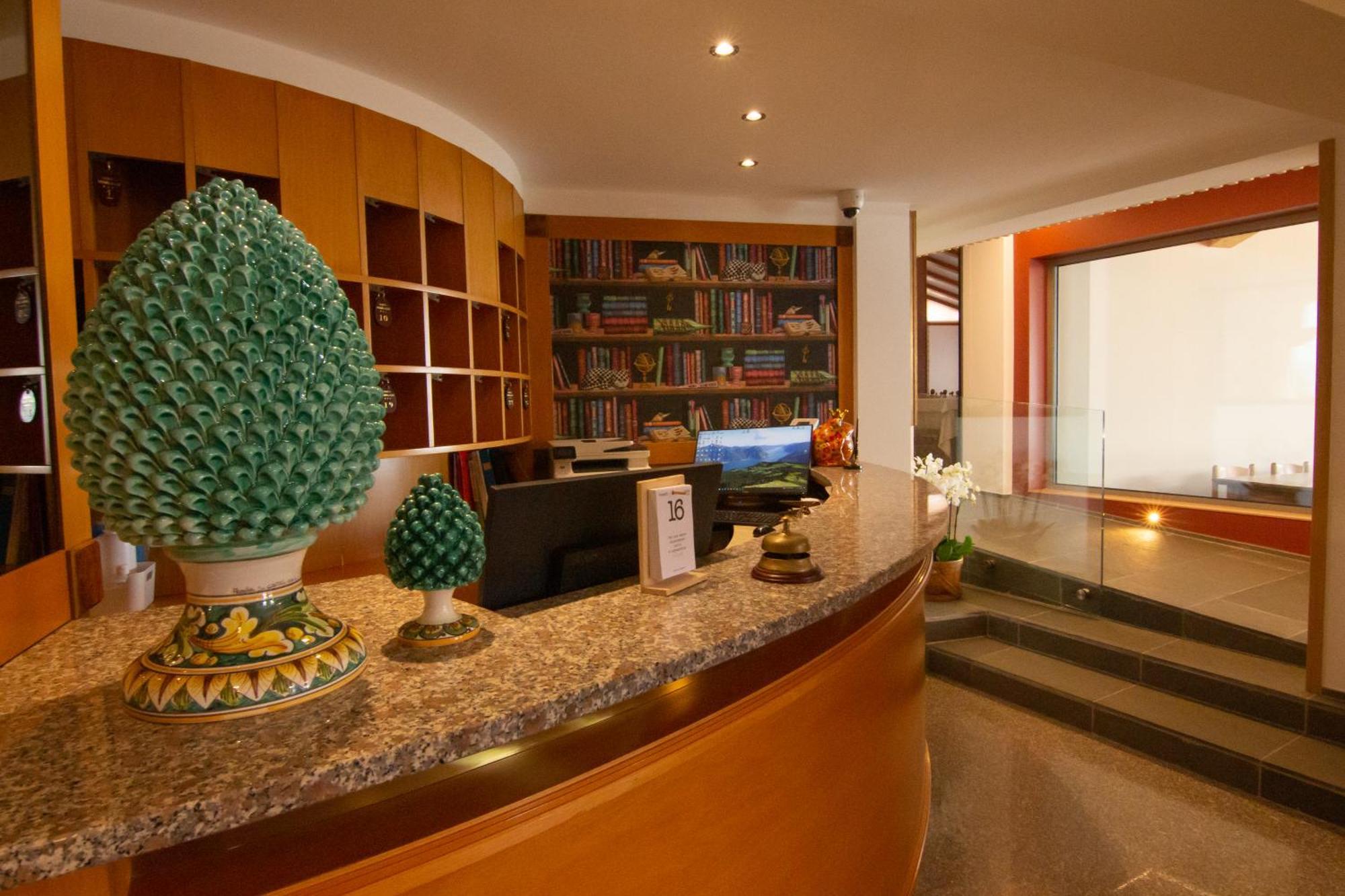 Hotel Miralago Bossico Bagian luar foto