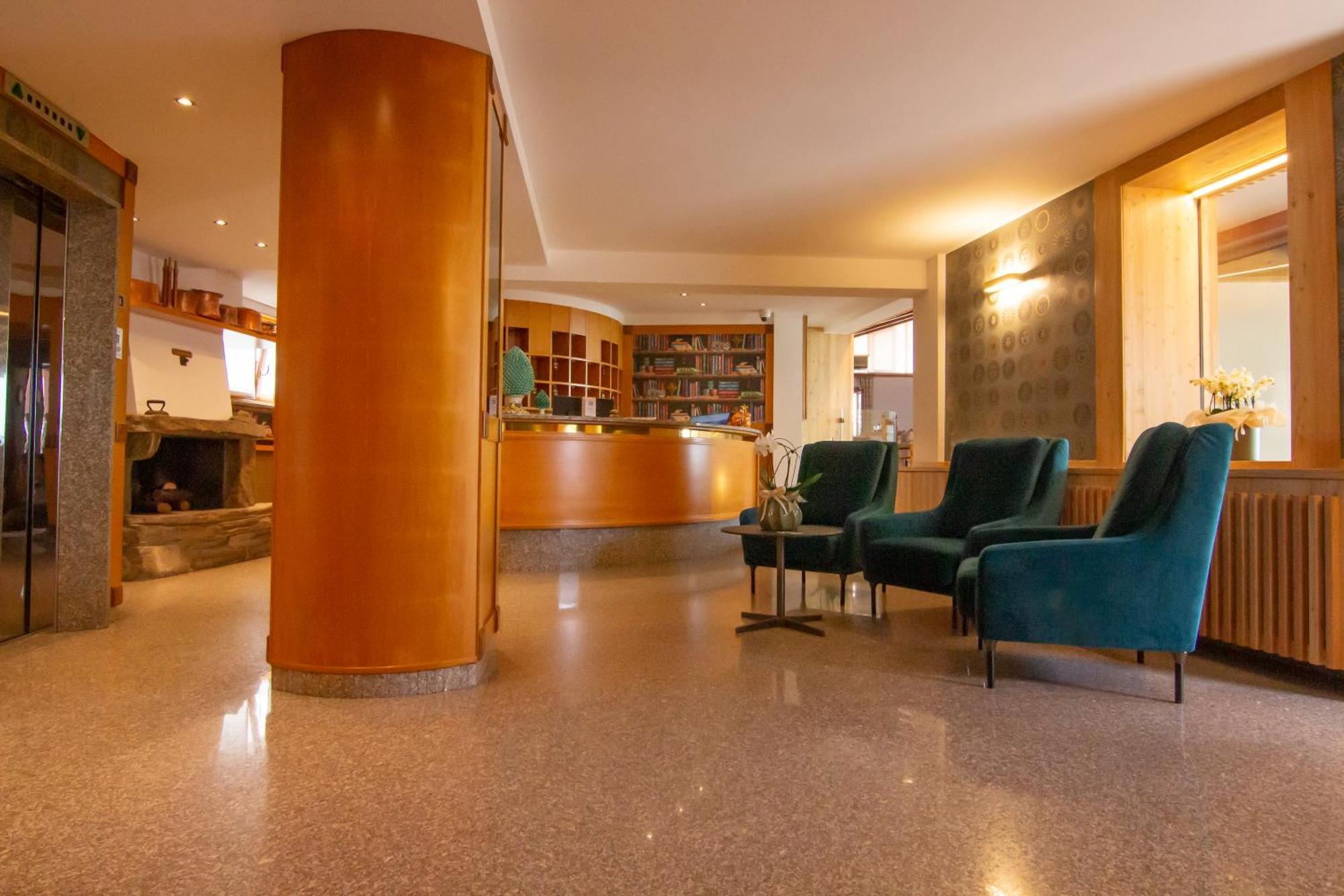 Hotel Miralago Bossico Bagian luar foto