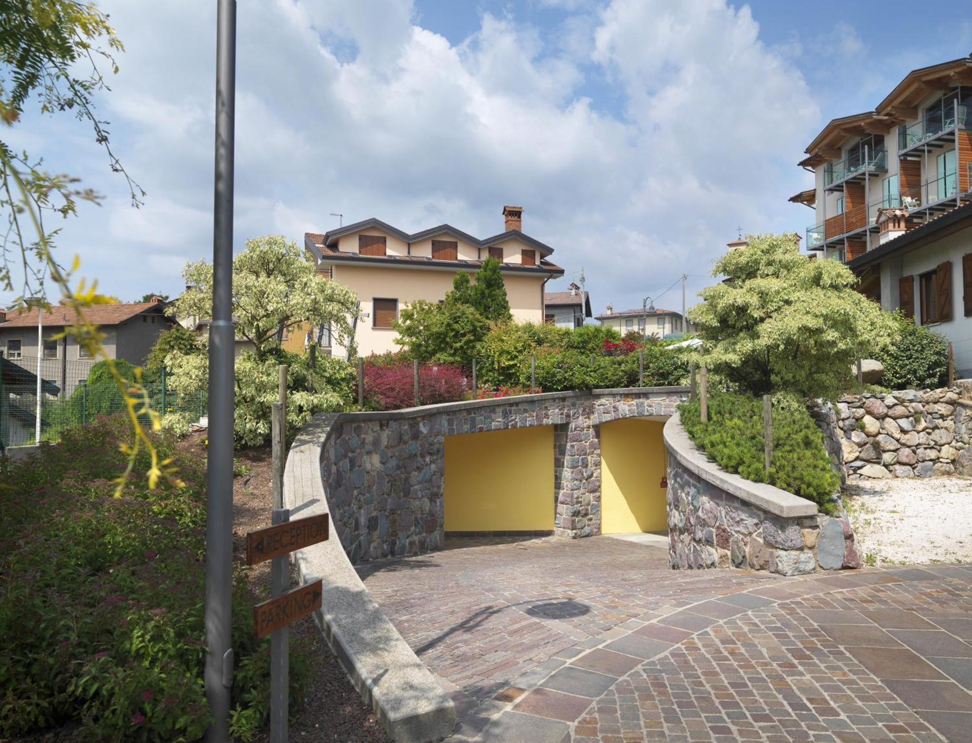 Hotel Miralago Bossico Bagian luar foto